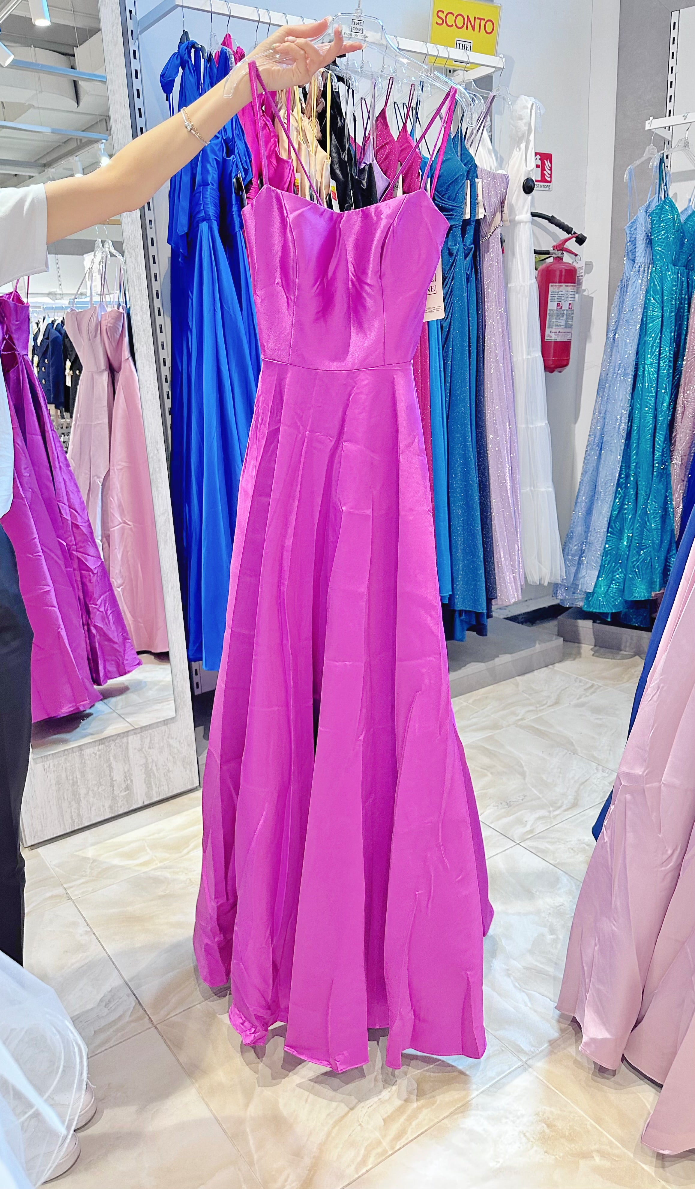 Abito lungo elegante blu royal con spalline sottili e schiena allacciata – con tasche fuchsia